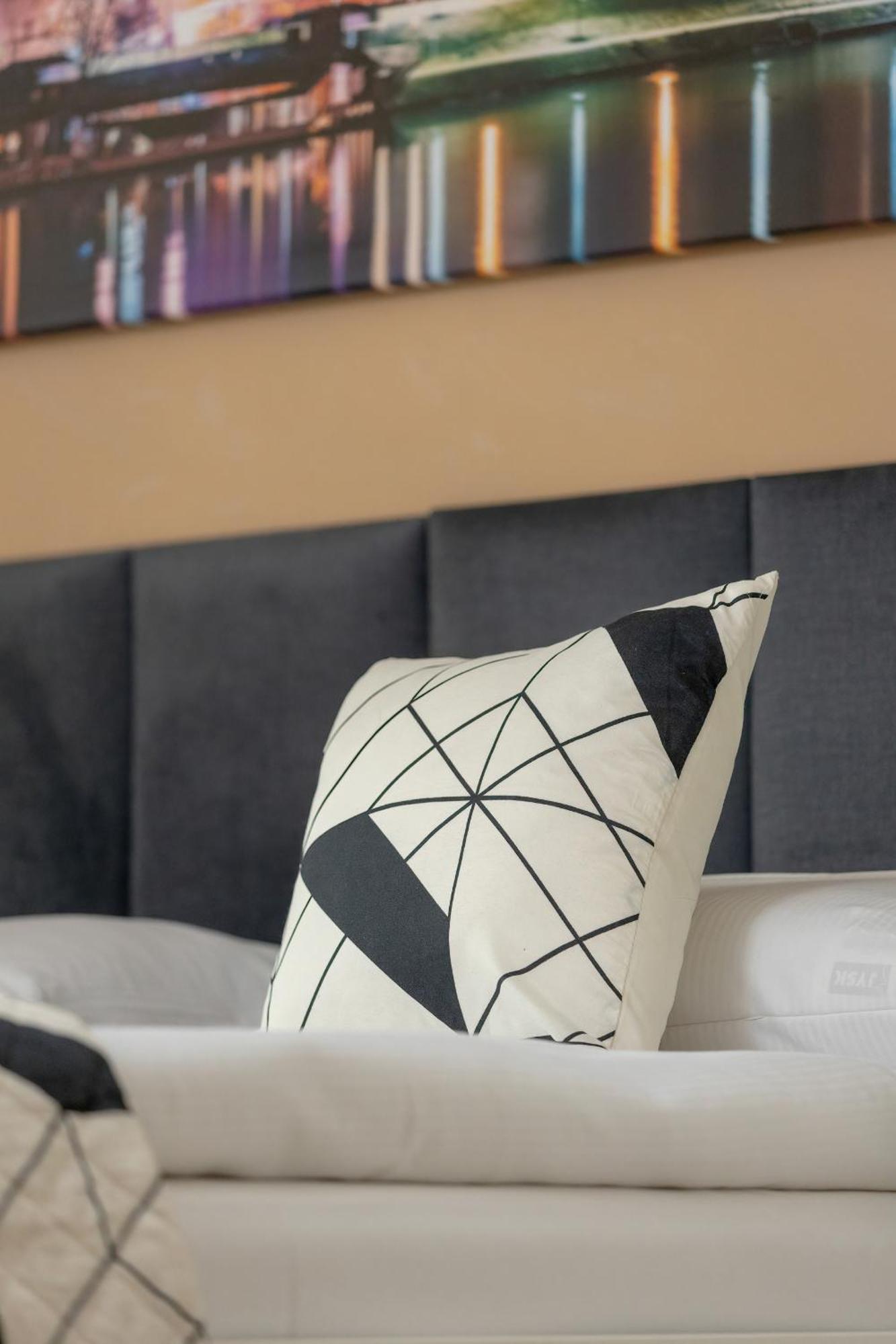 Apartment Przytulny Apartament Z Parkingiem I Biurkiem Przy Kazimierzu W Krakowie By Renters Krakow